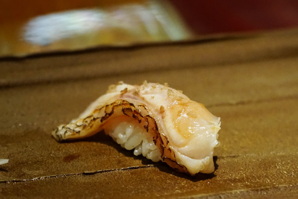 新都里懷石料理 。青山依舊在，幾度夕陽紅，曾經滄海難為水，怎叫人不唏噓。真誠料理風華得再現，板前料理人，一傳太田真料理