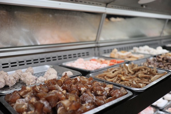 天外天精緻麻辣火鍋(台北昆明旗艦店)：【台北／西門】天外天精緻火鍋(昆明店)-CP值爆表吃到飽自助火鍋！給你多種選擇～新鮮季節水果還有哈根達斯吃到飽！