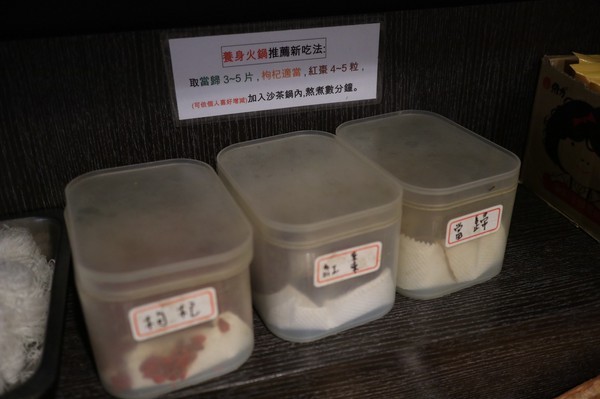 天外天精緻麻辣火鍋(台北昆明旗艦店)：【台北／西門】天外天精緻火鍋(昆明店)-CP值爆表吃到飽自助火鍋！給你多種選擇～新鮮季節水果還有哈根達斯吃到飽！