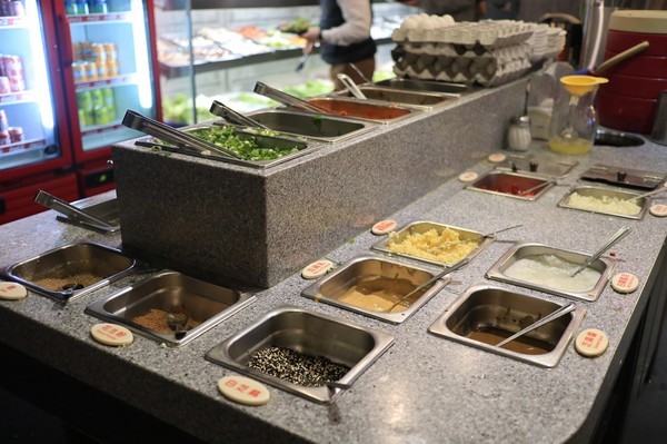 天外天精緻麻辣火鍋(台北昆明旗艦店)：【台北／西門】天外天精緻火鍋(昆明店)-CP值爆表吃到飽自助火鍋！給你多種選擇～新鮮季節水果還有哈根達斯吃到飽！