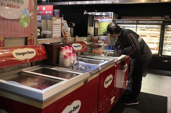 天外天精緻麻辣火鍋(台北昆明旗艦店)：【台北／西門】天外天精緻火鍋(昆明店)-CP值爆表吃到飽自助火鍋！給你多種選擇～新鮮季節水果還有哈根達斯吃到飽！