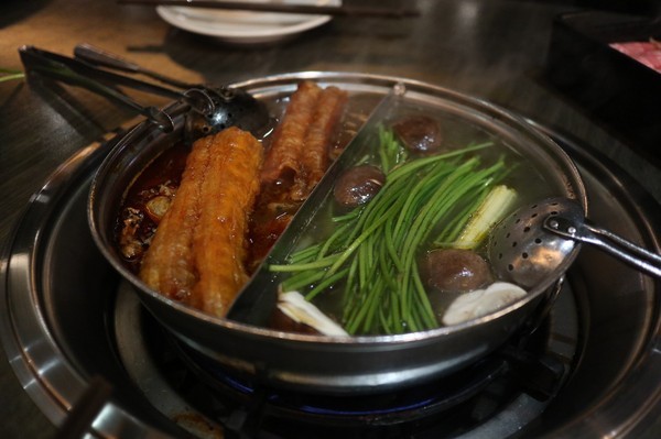 天外天精緻麻辣火鍋(台北昆明旗艦店)：【台北／西門】天外天精緻火鍋(昆明店)-CP值爆表吃到飽自助火鍋！給你多種選擇～新鮮季節水果還有哈根達斯吃到飽！