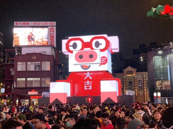 天外天精緻麻辣火鍋(台北昆明旗艦店)：【台北／西門】天外天精緻火鍋(昆明店)-CP值爆表吃到飽自助火鍋！給你多種選擇～新鮮季節水果還有哈根達斯吃到飽！