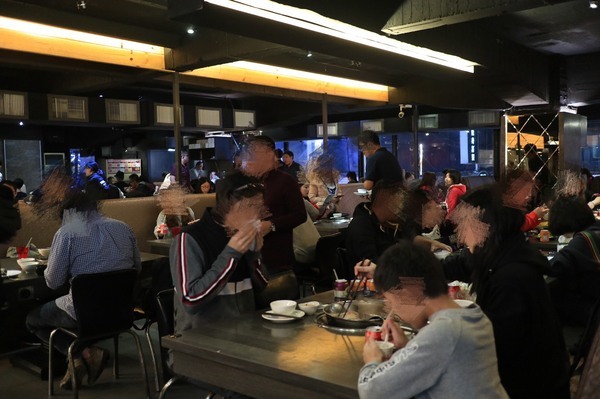 天外天精緻麻辣火鍋(台北昆明旗艦店)：【台北／西門】天外天精緻火鍋(昆明店)-CP值爆表吃到飽自助火鍋！給你多種選擇～新鮮季節水果還有哈根達斯吃到飽！