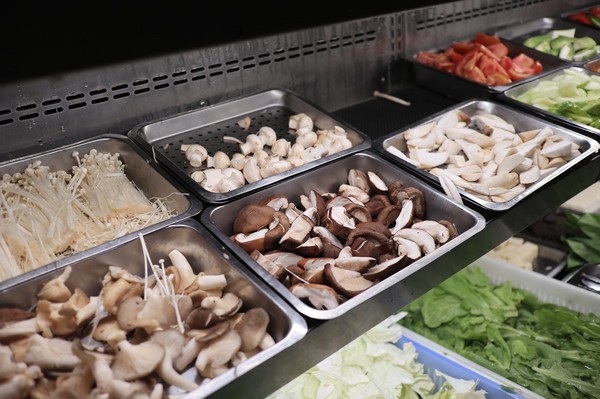 天外天精緻麻辣火鍋(台北昆明旗艦店)：【台北／西門】天外天精緻火鍋(昆明店)-CP值爆表吃到飽自助火鍋！給你多種選擇～新鮮季節水果還有哈根達斯吃到飽！