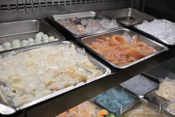 天外天精緻麻辣火鍋(台北昆明旗艦店)：【台北／西門】天外天精緻火鍋(昆明店)-CP值爆表吃到飽自助火鍋！給你多種選擇～新鮮季節水果還有哈根達斯吃到飽！