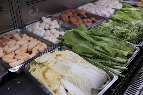 天外天精緻麻辣火鍋(台北昆明旗艦店)：【台北／西門】天外天精緻火鍋(昆明店)-CP值爆表吃到飽自助火鍋！給你多種選擇～新鮮季節水果還有哈根達斯吃到飽！