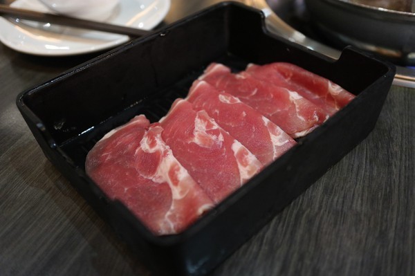 天外天精緻麻辣火鍋(台北昆明旗艦店)：【台北／西門】天外天精緻火鍋(昆明店)-CP值爆表吃到飽自助火鍋！給你多種選擇～新鮮季節水果還有哈根達斯吃到飽！