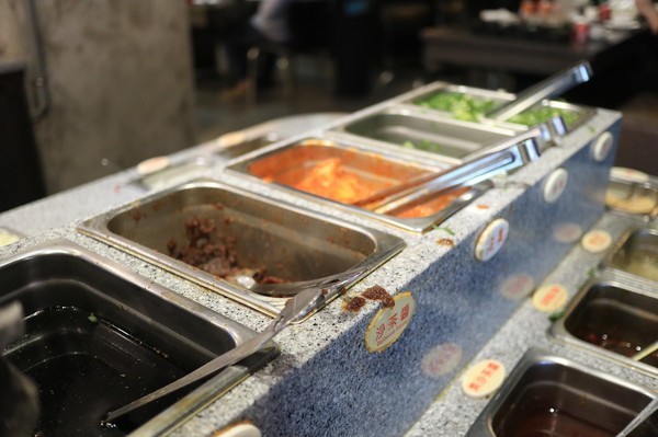 天外天精緻麻辣火鍋(台北昆明旗艦店)：【台北／西門】天外天精緻火鍋(昆明店)-CP值爆表吃到飽自助火鍋！給你多種選擇～新鮮季節水果還有哈根達斯吃到飽！