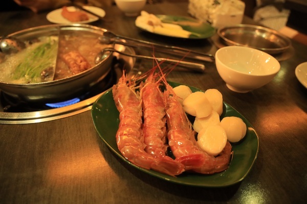 天外天精緻麻辣火鍋(台北昆明旗艦店)：【台北／西門】天外天精緻火鍋(昆明店)-CP值爆表吃到飽自助火鍋！給你多種選擇～新鮮季節水果還有哈根達斯吃到飽！