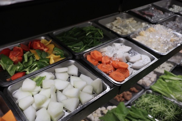 天外天精緻麻辣火鍋(台北昆明旗艦店)：【台北／西門】天外天精緻火鍋(昆明店)-CP值爆表吃到飽自助火鍋！給你多種選擇～新鮮季節水果還有哈根達斯吃到飽！