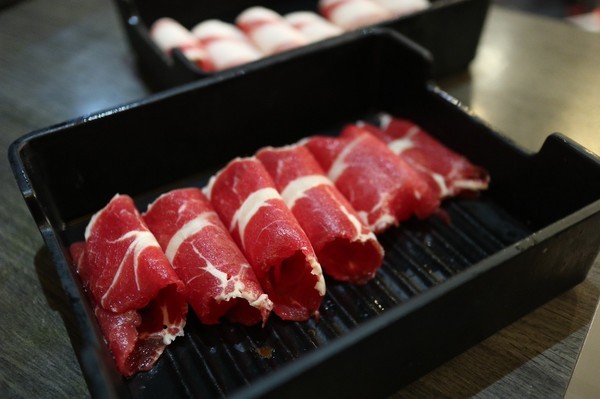 天外天精緻麻辣火鍋(台北昆明旗艦店)：【台北／西門】天外天精緻火鍋(昆明店)-CP值爆表吃到飽自助火鍋！給你多種選擇～新鮮季節水果還有哈根達斯吃到飽！