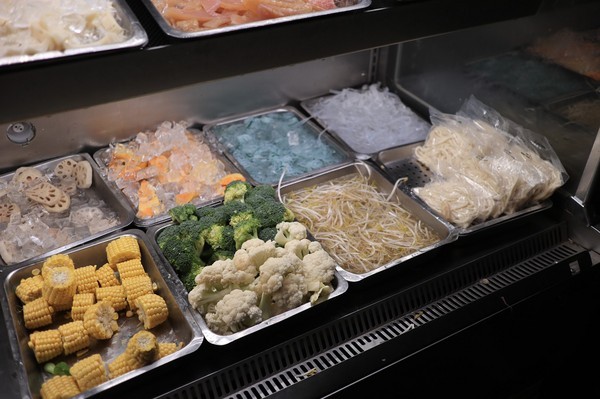 天外天精緻麻辣火鍋(台北昆明旗艦店)：【台北／西門】天外天精緻火鍋(昆明店)-CP值爆表吃到飽自助火鍋！給你多種選擇～新鮮季節水果還有哈根達斯吃到飽！