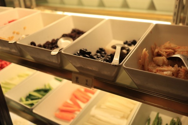 天外天精緻麻辣火鍋(台北昆明旗艦店)：【台北／西門】天外天精緻火鍋(昆明店)-CP值爆表吃到飽自助火鍋！給你多種選擇～新鮮季節水果還有哈根達斯吃到飽！