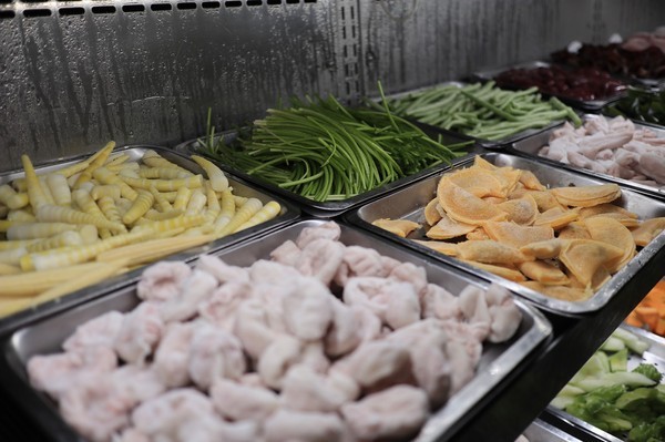 天外天精緻麻辣火鍋(台北昆明旗艦店)：【台北／西門】天外天精緻火鍋(昆明店)-CP值爆表吃到飽自助火鍋！給你多種選擇～新鮮季節水果還有哈根達斯吃到飽！