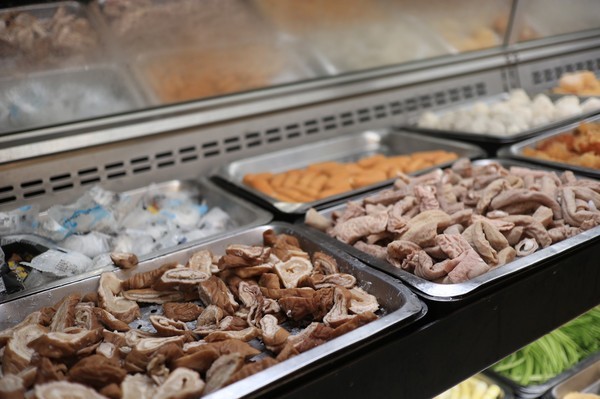 天外天精緻麻辣火鍋(台北昆明旗艦店)：【台北／西門】天外天精緻火鍋(昆明店)-CP值爆表吃到飽自助火鍋！給你多種選擇～新鮮季節水果還有哈根達斯吃到飽！