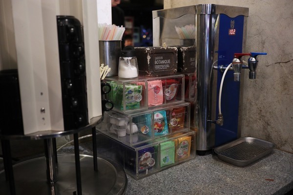 天外天精緻麻辣火鍋(台北昆明旗艦店)：【台北／西門】天外天精緻火鍋(昆明店)-CP值爆表吃到飽自助火鍋！給你多種選擇～新鮮季節水果還有哈根達斯吃到飽！