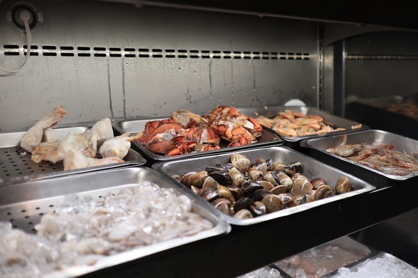 天外天精緻麻辣火鍋(台北昆明旗艦店)：【台北／西門】天外天精緻火鍋(昆明店)-CP值爆表吃到飽自助火鍋！給你多種選擇～新鮮季節水果還有哈根達斯吃到飽！