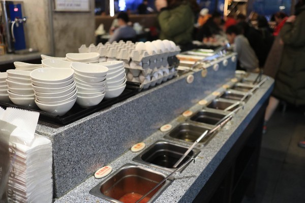 天外天精緻麻辣火鍋(台北昆明旗艦店)：【台北／西門】天外天精緻火鍋(昆明店)-CP值爆表吃到飽自助火鍋！給你多種選擇～新鮮季節水果還有哈根達斯吃到飽！