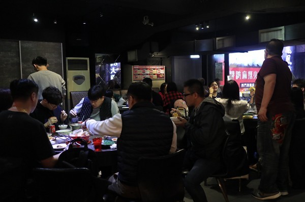 天外天精緻麻辣火鍋(台北昆明旗艦店)：【台北／西門】天外天精緻火鍋(昆明店)-CP值爆表吃到飽自助火鍋！給你多種選擇～新鮮季節水果還有哈根達斯吃到飽！