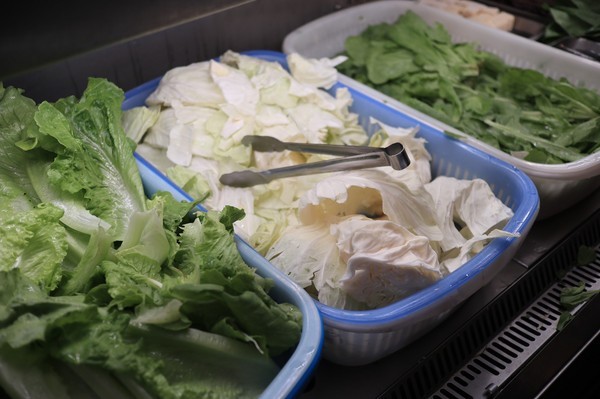 天外天精緻麻辣火鍋(台北昆明旗艦店)：【台北／西門】天外天精緻火鍋(昆明店)-CP值爆表吃到飽自助火鍋！給你多種選擇～新鮮季節水果還有哈根達斯吃到飽！