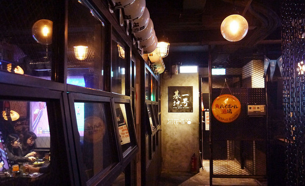 一号基地炭火食堂 ダイニングバー：【忠孝敦化│居酒屋】台北東區『一号基地炭火食堂 ダイニングバー』燒肉、調酒，種類多種的日式工業風
