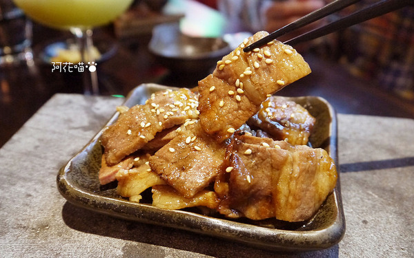 一号基地炭火食堂 ダイニングバー：【忠孝敦化│居酒屋】台北東區『一号基地炭火食堂 ダイニングバー』燒肉、調酒，種類多種的日式工業風