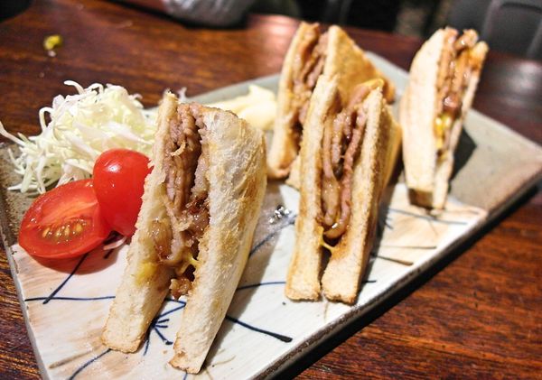 一号基地炭火食堂 ダイニングバー：❤️美食❤️【台北。大安】一号基地炭火食堂 ダイニングバー ★工地風格居酒屋/深夜聚會餐廳/著火炙燒牛舌