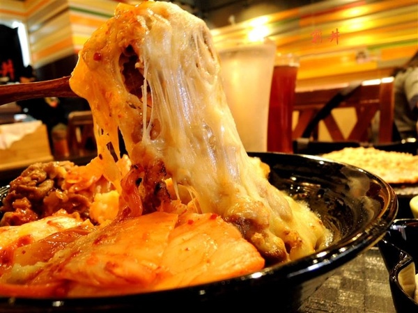 新丼:中山站美食 新丼蓋飯 牽絲起司瀑布 泡菜雙口味 雙人送超大豬排~ 新丼:中山站美食 新丼蓋飯 牽絲起司瀑布 泡菜雙口味 雙人送超大豬排~