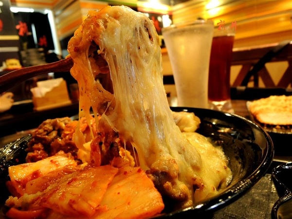 新丼:中山站美食 新丼蓋飯 牽絲起司瀑布 泡菜雙口味 雙人送超大豬排~ 新丼:中山站美食 新丼蓋飯 牽絲起司瀑布 泡菜雙口味 雙人送超大豬排~