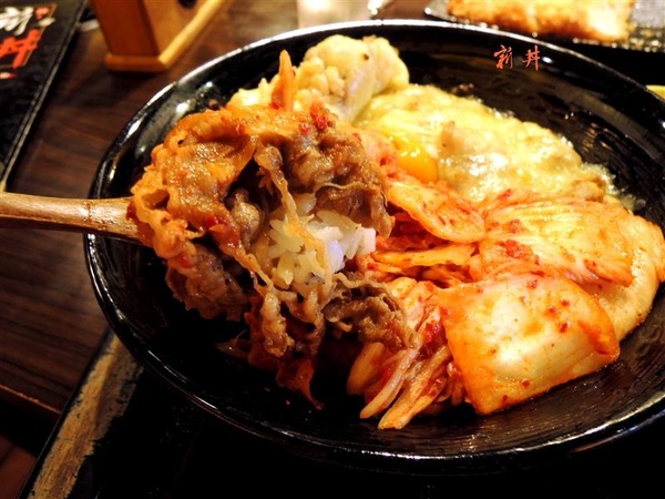 新丼:中山站美食 新丼蓋飯 牽絲起司瀑布 泡菜雙口味 雙人送超大豬排~ 新丼:中山站美食 新丼蓋飯 牽絲起司瀑布 泡菜雙口味 雙人送超大豬排~