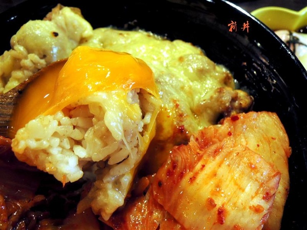 新丼:中山站美食 新丼蓋飯 牽絲起司瀑布 泡菜雙口味 雙人送超大豬排~ 新丼:中山站美食 新丼蓋飯 牽絲起司瀑布 泡菜雙口味 雙人送超大豬排~