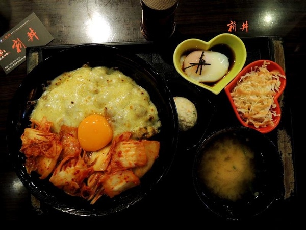 新丼:中山站美食 新丼蓋飯 牽絲起司瀑布 泡菜雙口味 雙人送超大豬排~ 新丼:中山站美食 新丼蓋飯 牽絲起司瀑布 泡菜雙口味 雙人送超大豬排~