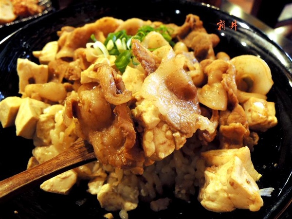 新丼:中山站美食 新丼蓋飯 牽絲起司瀑布 泡菜雙口味 雙人送超大豬排~ 新丼:中山站美食 新丼蓋飯 牽絲起司瀑布 泡菜雙口味 雙人送超大豬排~