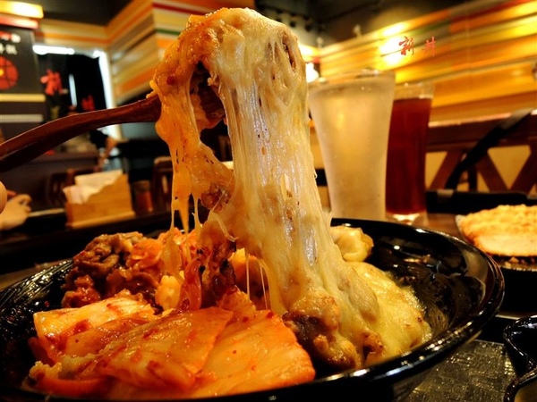 新丼:中山站美食 新丼蓋飯 牽絲起司瀑布 泡菜雙口味 雙人送超大豬排~ 新丼:中山站美食 新丼蓋飯 牽絲起司瀑布 泡菜雙口味 雙人送超大豬排~