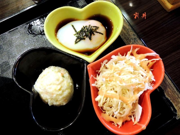 新丼:中山站美食 新丼蓋飯 牽絲起司瀑布 泡菜雙口味 雙人送超大豬排~ 新丼:中山站美食 新丼蓋飯 牽絲起司瀑布 泡菜雙口味 雙人送超大豬排~