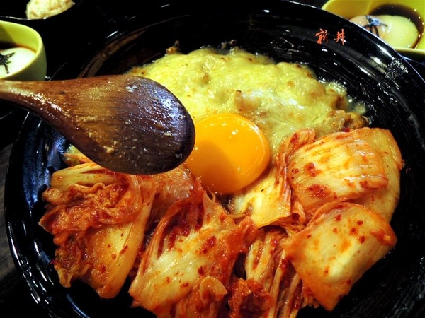 新丼:中山站美食 新丼蓋飯 牽絲起司瀑布 泡菜雙口味 雙人送超大豬排~ 新丼:中山站美食 新丼蓋飯 牽絲起司瀑布 泡菜雙口味 雙人送超大豬排~