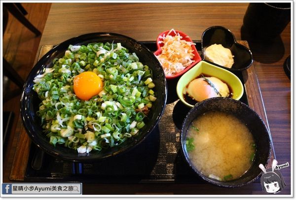 新丼：[食記]►台北大同區◄新丼創意丼飯專賣店/韓美新丼/衝動-蔥丼/酸甜糖醋炸雞/無敵炸豬排