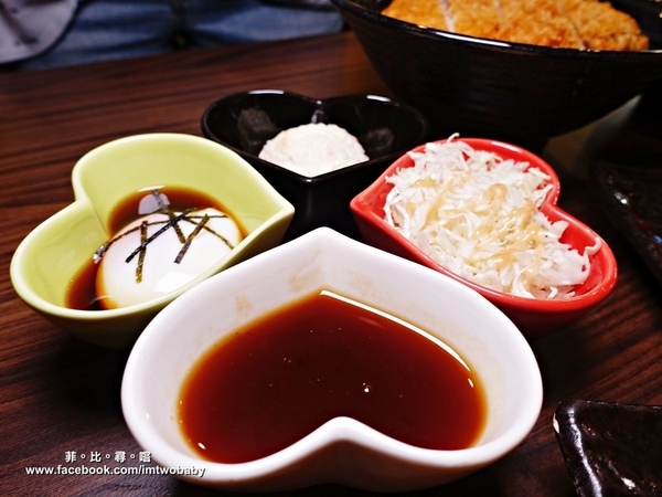 新丼:【捷運美食】新丼-長安本店 金黃酥脆的厚切豬排/銷魂牽絲的起司瀑布 21種讓人怦然心動的創意丼飯組合 幸福指數直線上升!捷運中山站 新丼:【捷運美食】新丼-長安本店 金黃酥脆的厚切豬排/銷魂牽絲的起司瀑布 21種讓人怦然心動的創意丼飯組合 幸福指數直線上升!捷運中山站