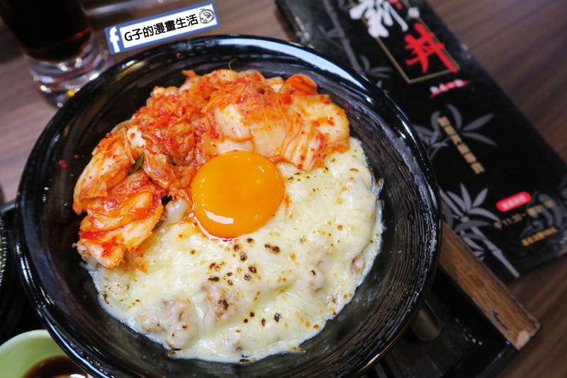 新丼 丼飯專賣店.韓美新丼 泡菜+起司+牛肉+有機蛋 生雞蛋