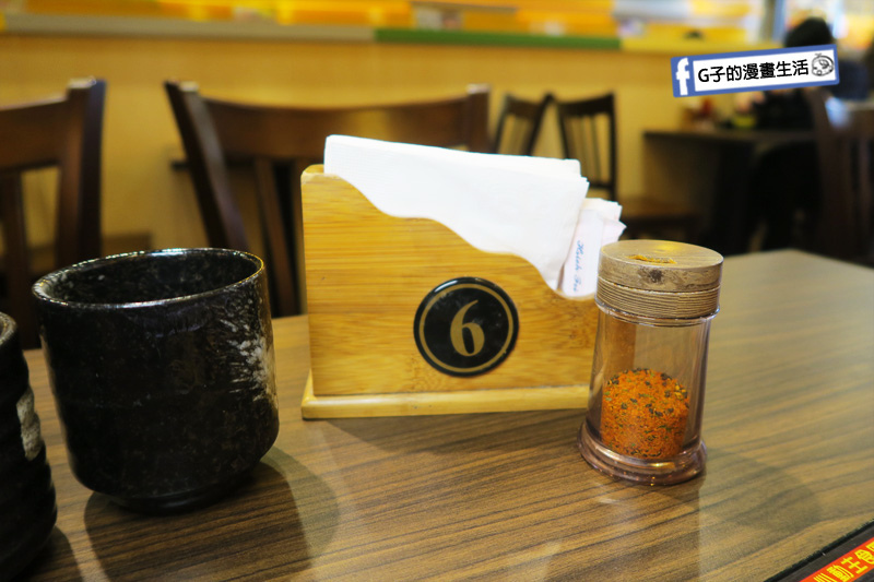 新丼 丼飯專賣店.桌上有餐巾紙.七味粉
