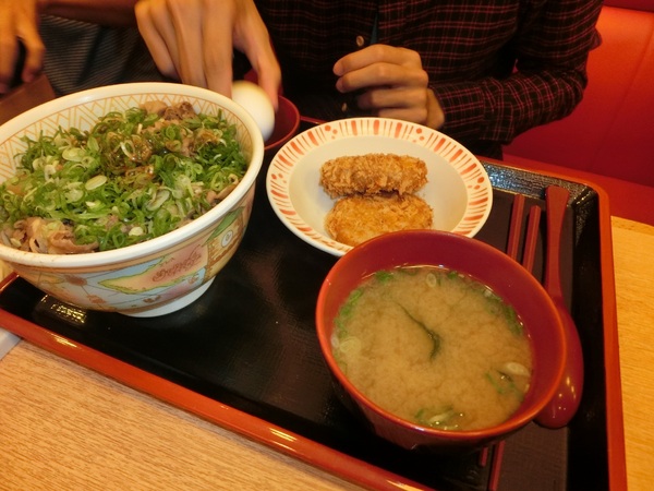 すき家 SUKIYA(古亭店)：<古亭站>不排隊吃不到的日本連鎖丼飯すき家SUKIYA