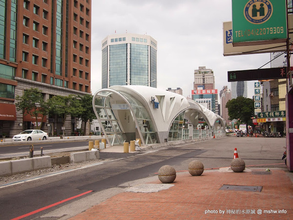 台中BRT公車：【生活】捷運生活EasyGo~台中BRT全面通車後工作首日通勤體驗! 尖峰時刻平均1~2分鐘就可以到下一站, 基本上相當平穩舒適