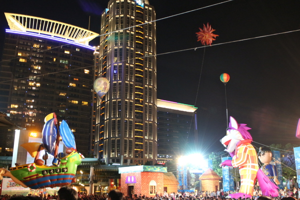 新北市兒童藝術節之童話城堡(新北市府廣場):媽呀~~我來到大人國了「新北市兒童藝術節」之童話城堡