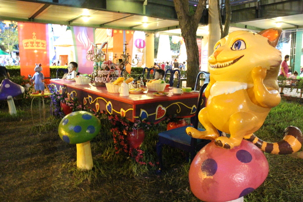 新北市兒童藝術節之童話城堡(新北市府廣場):媽呀~~我來到大人國了「新北市兒童藝術節」之童話城堡