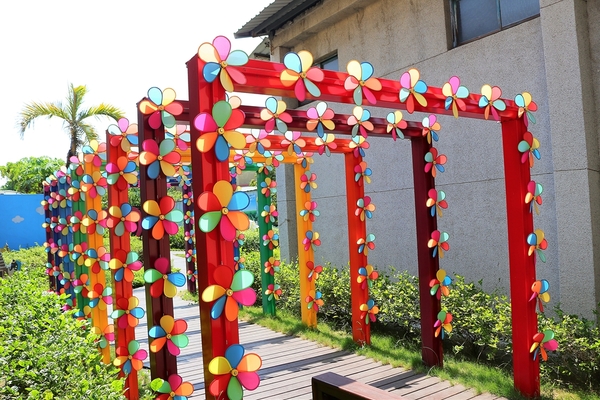 茉莉花壇夢想館:【彰化花壇景點】茉莉花壇夢想館~五彩繽紛彩色屋,秘密花園,彩虹風車廊道,許願鐘及愛情造景拍不停