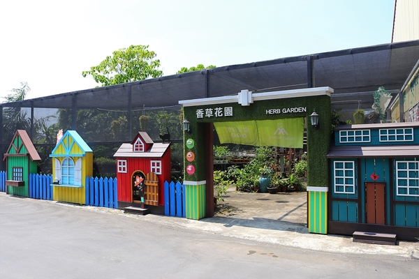 茉莉花壇夢想館:【彰化花壇景點】茉莉花壇夢想館~五彩繽紛彩色屋,秘密花園,彩虹風車廊道,許願鐘及愛情造景拍不停