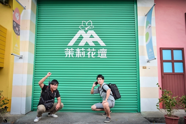 茉莉花壇夢想館:【彰化花壇景點】茉莉花壇夢想館~五彩繽紛彩色屋,秘密花園,彩虹風車廊道,許願鐘及愛情造景拍不停