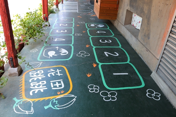 茉莉花壇夢想館:【彰化花壇景點】茉莉花壇夢想館~五彩繽紛彩色屋,秘密花園,彩虹風車廊道,許願鐘及愛情造景拍不停