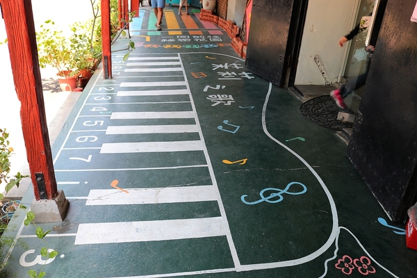 茉莉花壇夢想館:【彰化花壇景點】茉莉花壇夢想館~五彩繽紛彩色屋,秘密花園,彩虹風車廊道,許願鐘及愛情造景拍不停